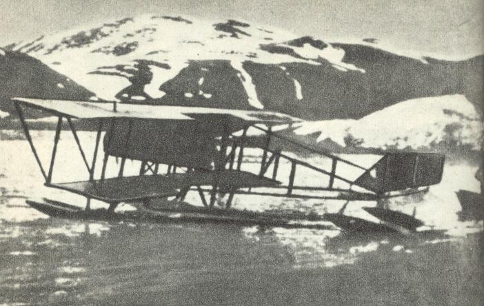 Hydroplán Farman MF.11, který pátral po Rusanově expedici.