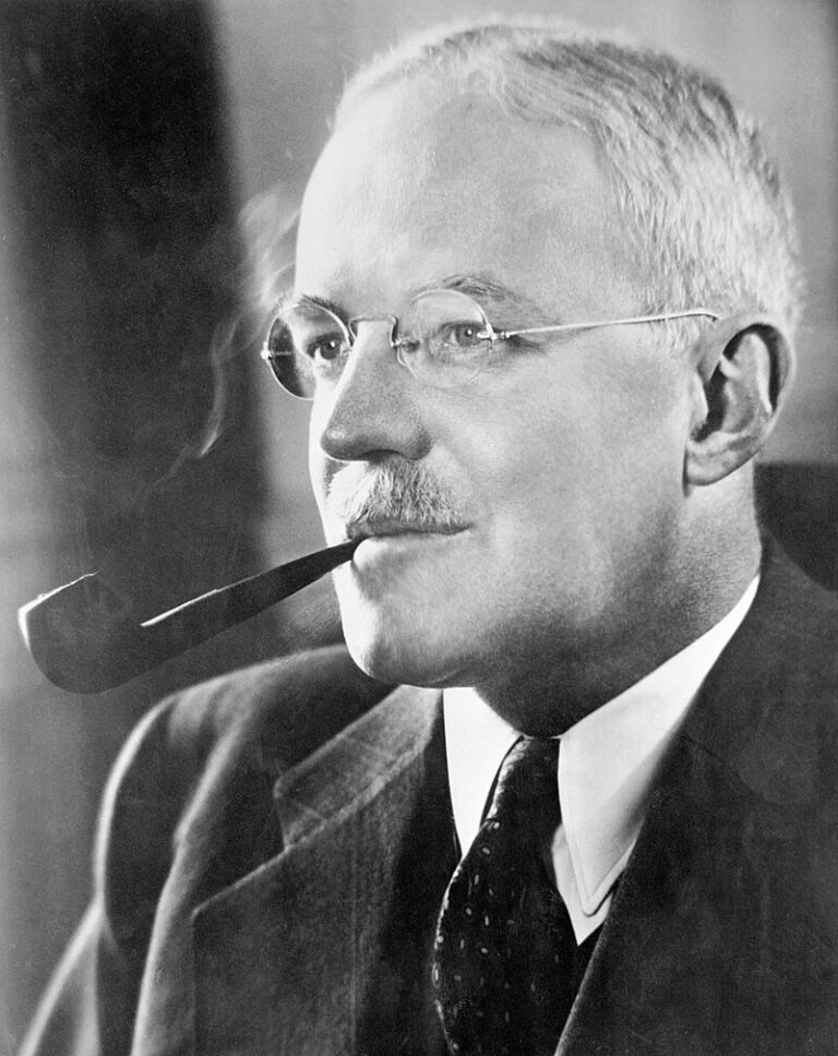 Allen Dulles chce dát šanci vyniknout šikovnému Čechovi. FOTO: Vláda USA/Creative Commons/Public domain