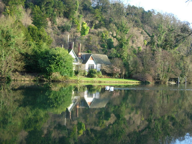 Spring Cottage, pronajatá chata Stephena Warda na břehu řeky na panství Cliveden, jedno z klíčových míst v aféře Profumo. FOTO: Stephen Daglish / Cliveden Estate od řeky Temže / Creative Commons/CC BY-SA 2.0