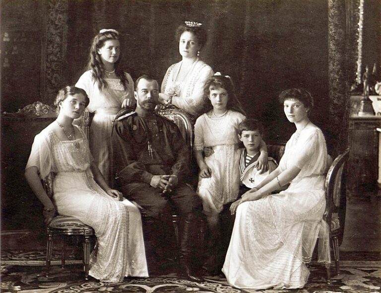 Car Mikuláš II. s rodinou. Zleva: Olga, Marie, Mikuláš, Alexandra, Anastázie, Alexej a Taťána (Livadijský palác, 1913)