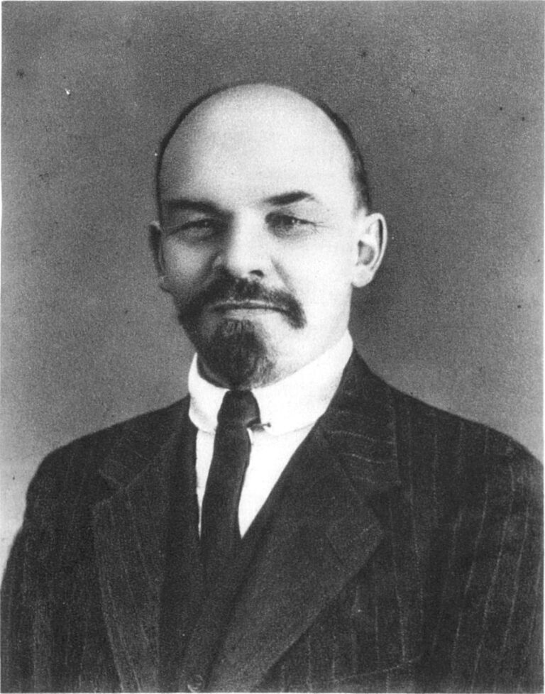 Lenin, fanatik, který si za německé peníze splní sen o své vlastní revoluci.