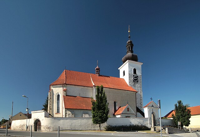 Kostel sv. Vavřince v Prčici ukrýval úlomky náhrobní desky.