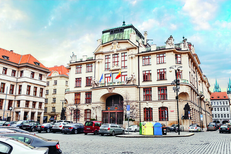 Budova Novoměstské radnice, kde se konají zasedání zastupitelstva Prahy, byla postavena v roce 1911 podle návrhu architekta Osvalda Polívky.