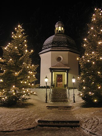 Kaple v Oberndorfu u Salcburku, kde 25. prosince 1818 poprvé zazněla slavná koleda Stille Nacht, Heilige Nacht. Nacisté tuto píseň nahradili jinou. No machine-readable author provided. Gakuro assumed (based on copyright claims)/Creative Commons/CC BY-SA 3.0