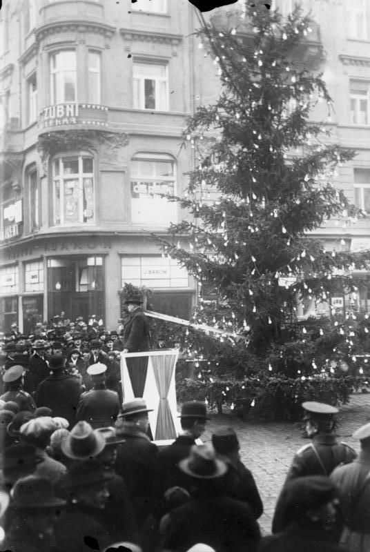 Sbírka na děti nezaměstnaných rodičů u vánočního stromu v Praze, 1931. Stromy republiky nacisté zakázali. FOTO: Bundesarchiv, Bild 102-12787 /Creative Commons/CC-BY-SA 3.0, CC BY-SA 3.0 DE