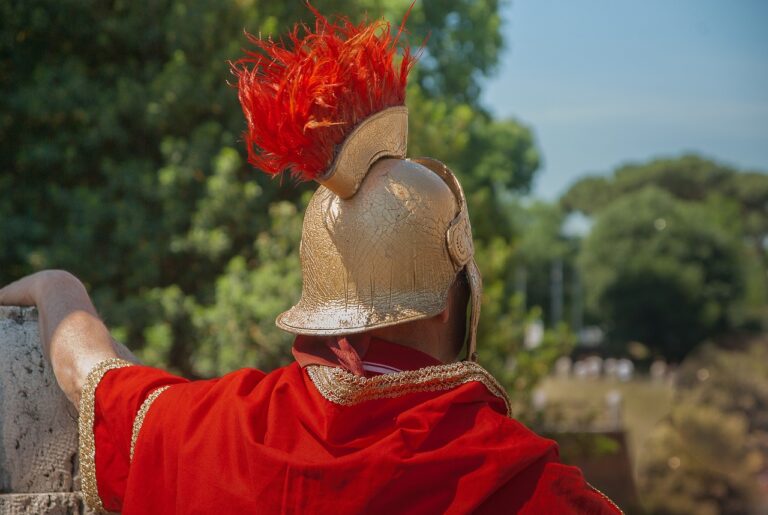 Starověký římský voják s helmou, symbolizující vojenskou sílu a historii římské říše.