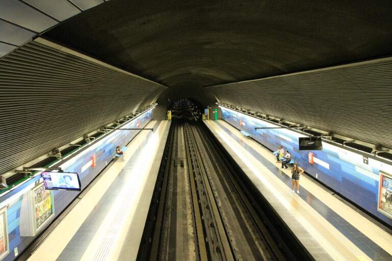 Metro popisuje slavnou i méně slavnou historii země.