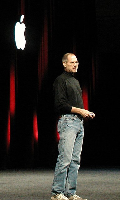 Steve Jobs představuje nový produkt na konferenci Macworld 2005.