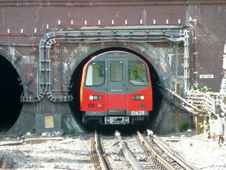 Souprava metra vyjíždějící z tunelu poblíž Hendon Central.