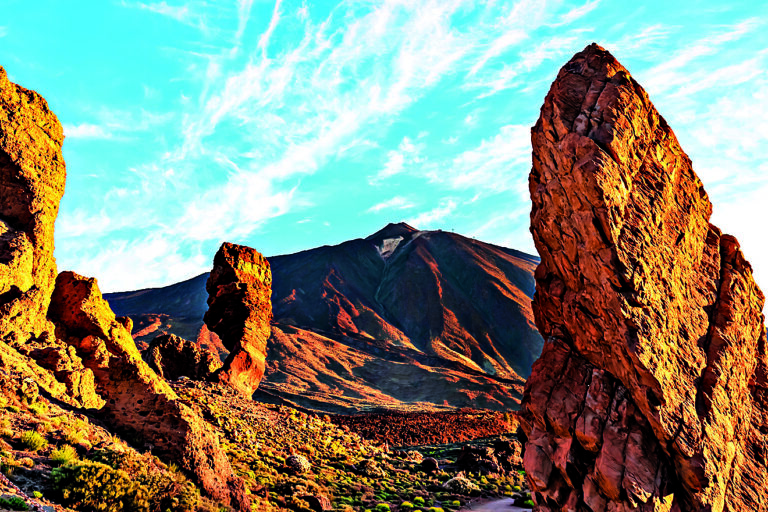 Scénický zlatý východ slunce ranní pohled na unikátní skalní útvar Roque Cinchado, Roques de Garcia, národní park Mount El Teide, Tenerife, Kanárské ostrovy, Španělsko.