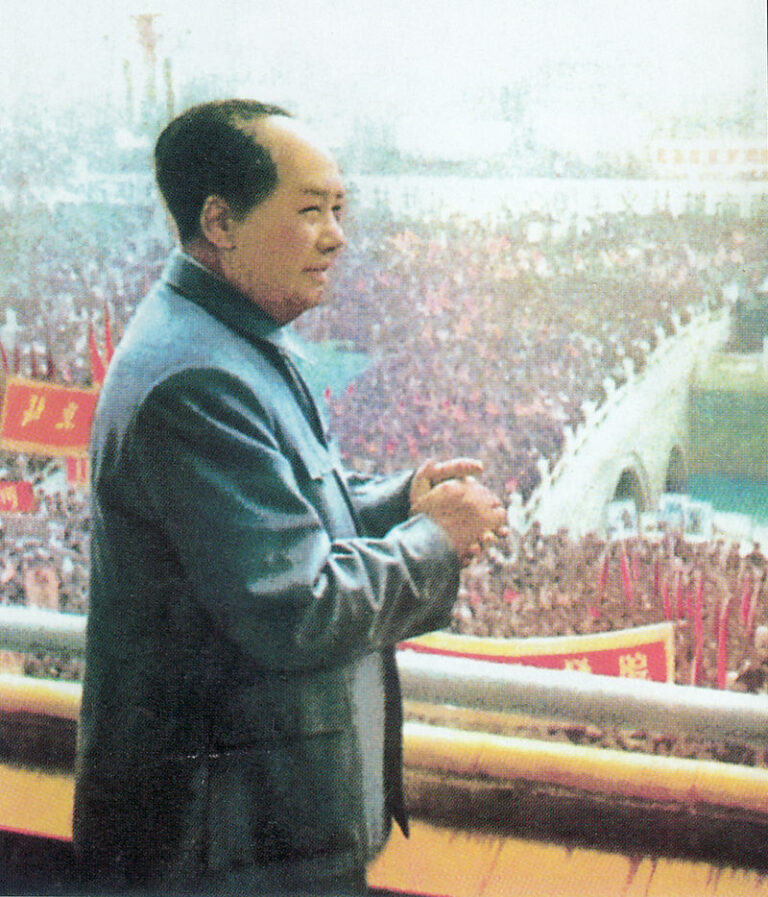 Mao Ce-tung před velkým davem lidí