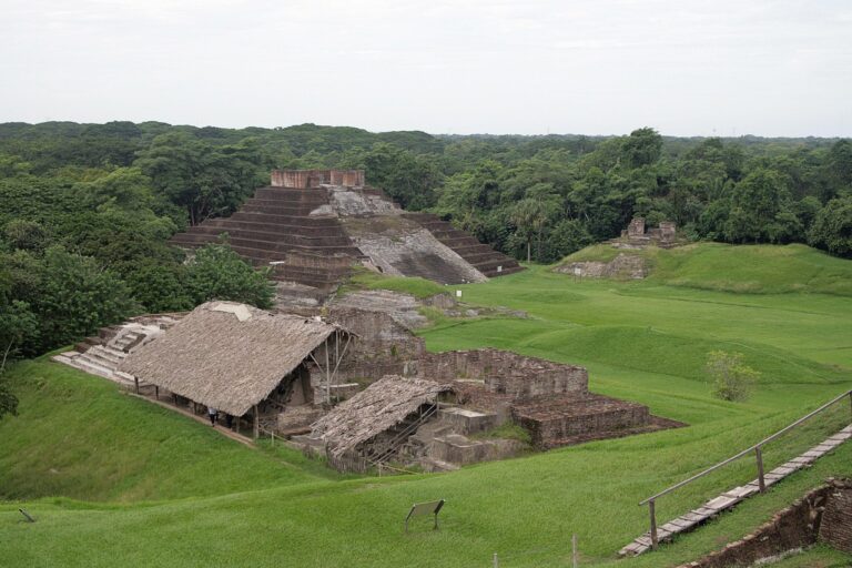 Obrázek zobrazuje ruiny v Comalcalco, což je archeologické naleziště spojené s Olméckou kulturou.