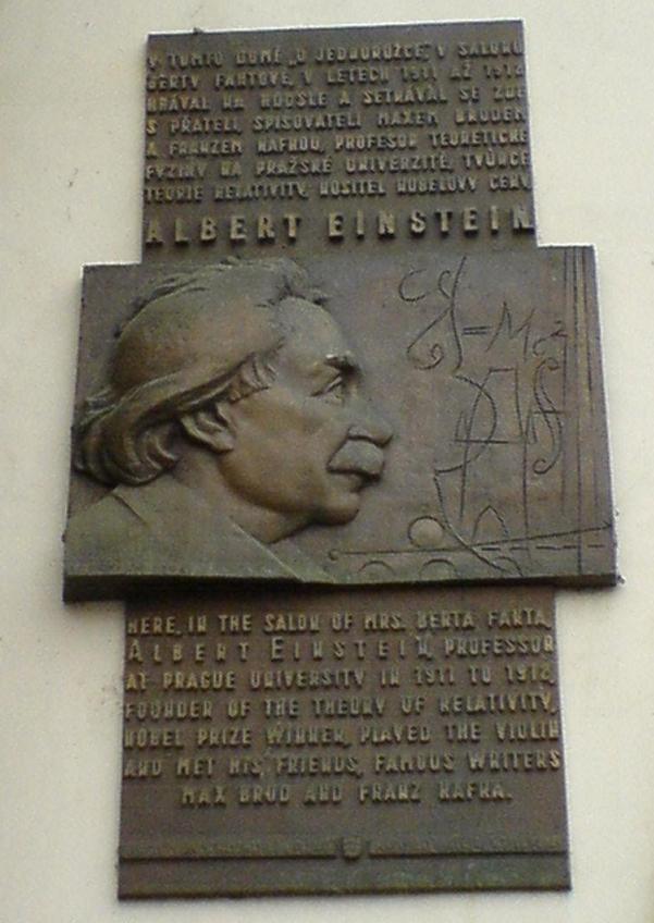 Pamětní deska na domě U jednorožce v Praze, který Einstein navštěvoval v letech 1911 a 1912. V té době bydlel na Smíchově v Lesnické 7.