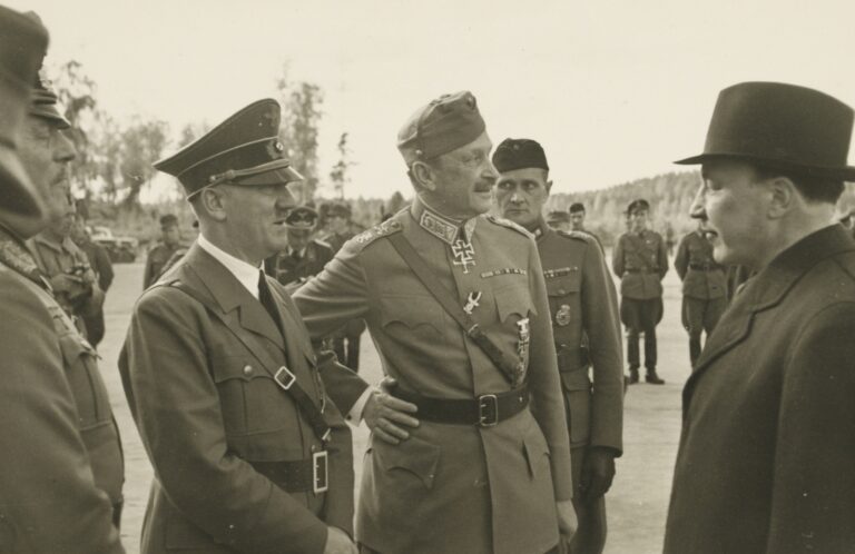 Adolf Hitler ve Finsku dne 4. června, 1942. Zleva: německý kancléř a vůdce Adolf Hitler, finský maršál Mannerheim a vpravo v klobouku je finský prezident Risto Ryti.