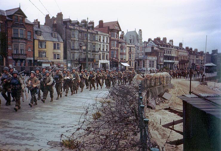 Američtí vojáci v jižní Anglii před nástupem na loď, která je doveze do Normandie