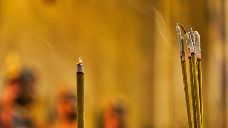 Historie vonných tyčinek sahá tisíce let zpět, kdy se používaly k náboženským obřadům.