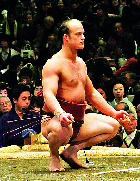 Zápasnický úbor představuje 6–7 metrů dlouhá bederní rouška, kterou si sumisté omotávají kolem pasu a rozkroku.