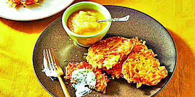 Latkes: Bramborové placky podobné bramborákům, ovšem dělané nasladko, oblíbené během Chanuky (Svátek světel, konec prosince).