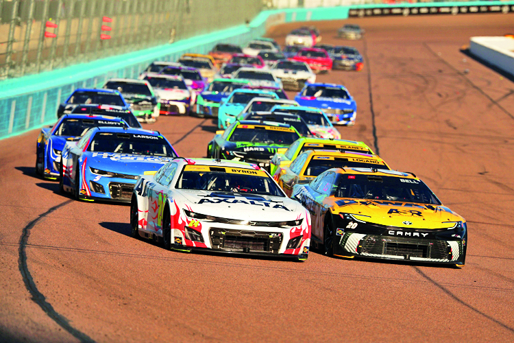 Závody automobilů vždy lákaly davy diváků.