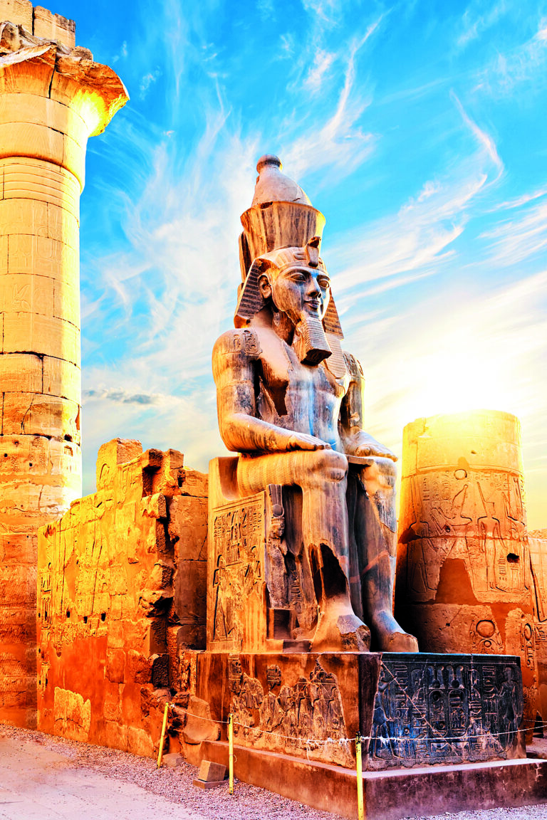 Sedící socha Ramesse II. u vchodu do chrámu v Luxoru, Egypt