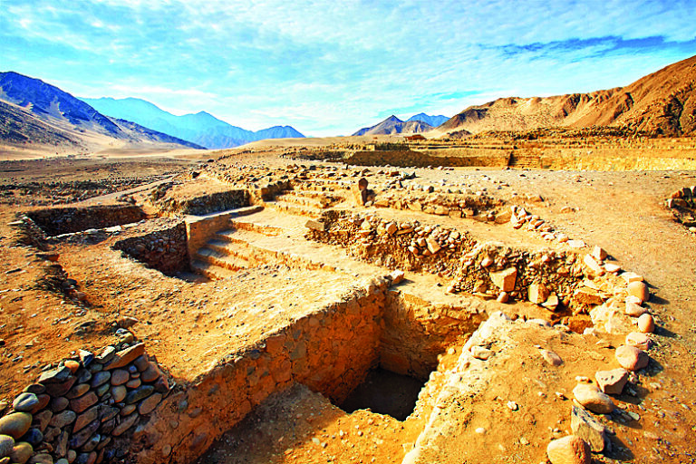 Třicet dva pyramid různé velikosti vzniklo patrně mezi lety 3000 a 1800 př. n. l.