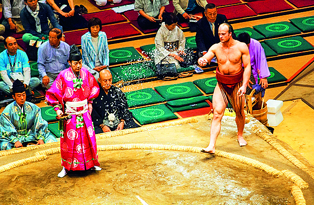 Sumisté nesoupeří pod svými občanskými jmény, ale pod zápasnickými přezdívkami.