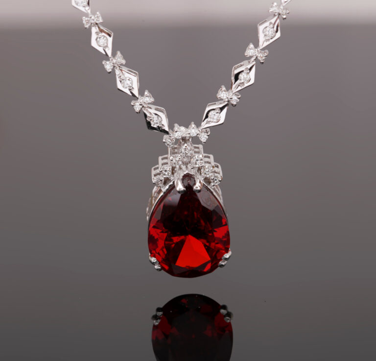 Nádherně červené rubíny patří k nejvzácnějším drahokamům na Zemi a svou cenou někdy předčí i diamanty!