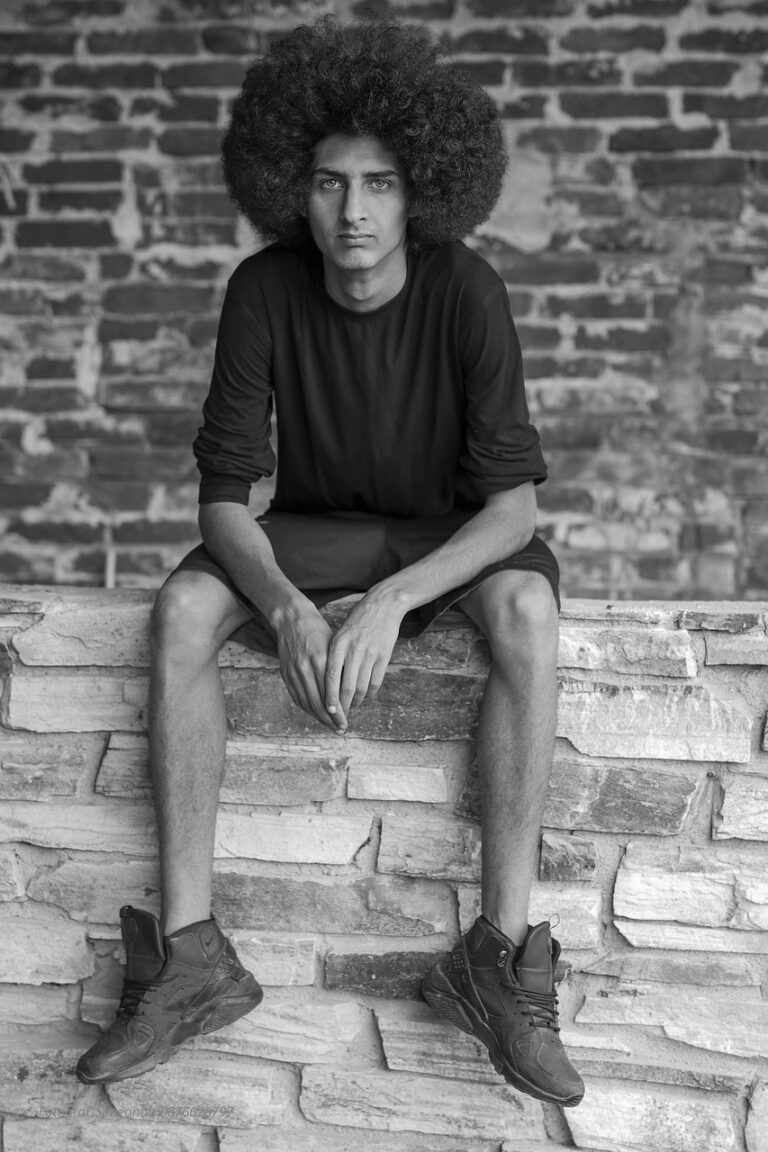 Kudrnaté vlasy lépe chrání hlavu před horkem. Proto narostly Afričanům.