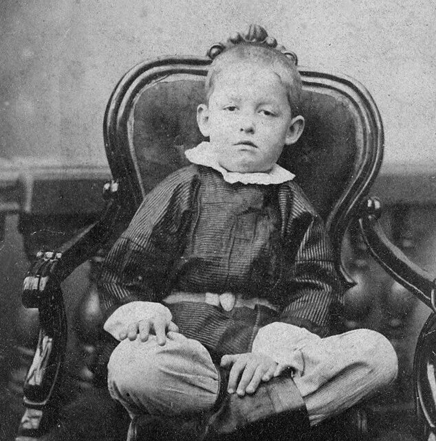 V roce 1903 publikuje svou revoluční myšlenku o tom, že člověk může překonat zemskou gravitaci a vydat se do vesmíru.