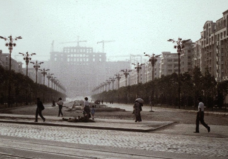 Pohled na palác v době stavby.