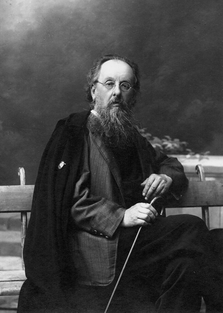 Ciolkovskij se narodil ve vesnici Iževskoje v rodině polského lesníka Edwarda Ciołkowského.