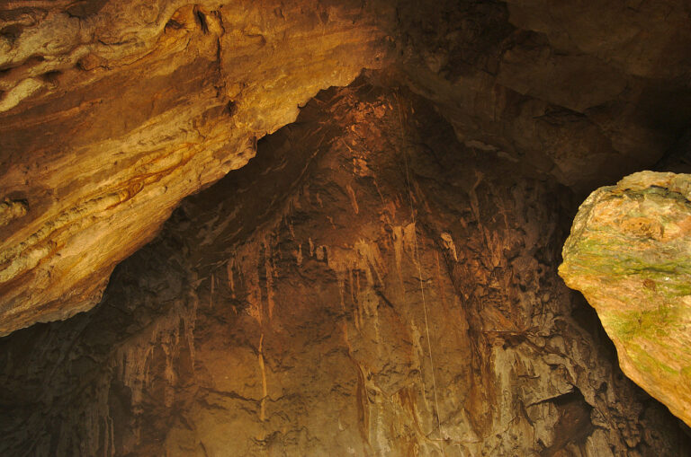 Na Holštejně nemusí žádnou hladomornu stavět – velká a nepřístupná jeskyně Lidmorna bohatě stačí vystrčí košík, aby dostal jídlo.
