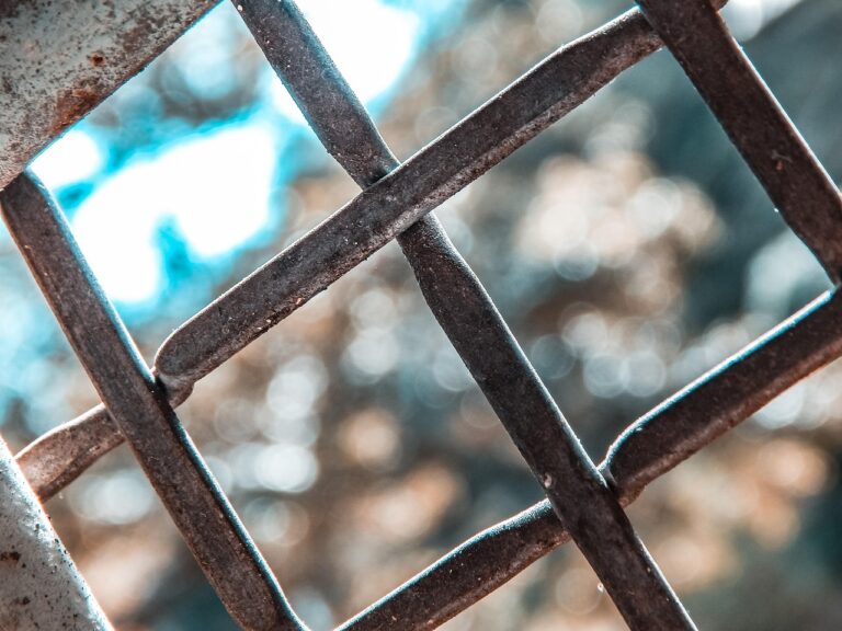 Statisíce odpůrců režimu končí za mřížemi komunistických lágrů.