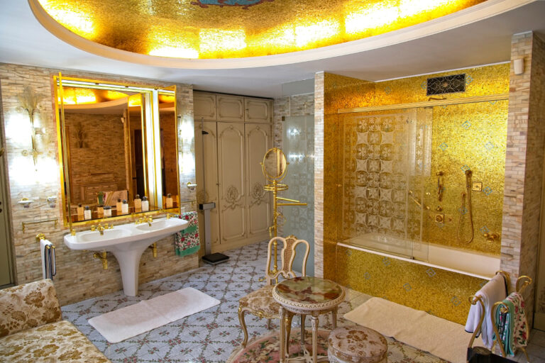 V rezidenci se tak potkáte se dřevem fíkovníku egyptského, ořechu, kanadské třešně a nechybí ani mahagon.