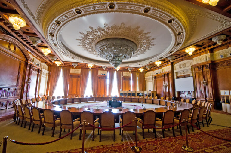 Interiér budovy parlamentu v Bukurešti.