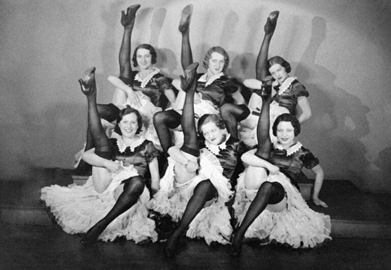 FRANCIE - CCA 1895: Paříž (XVIII. ulice). Moulin Rouge, kolem roku 1900. (Foto: ND/Roger Viollet/Getty Images)