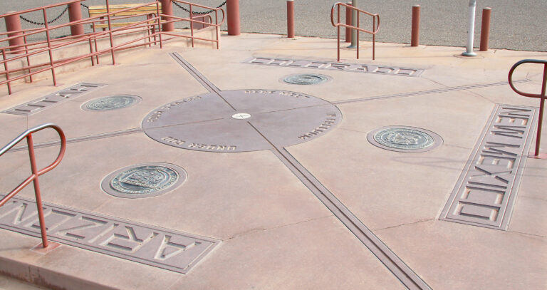 Památník Four Corners je jedinečné místo, kde se člověk může ocitnout ve čtyřech státech najednou.