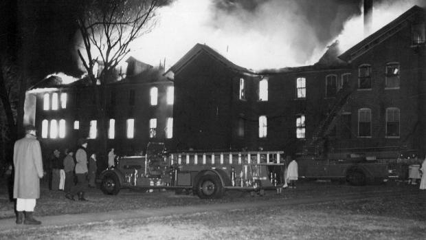 Zbytky budovy po požáru v Górna Grupa,