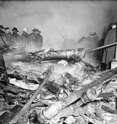 Požár zanechal z budovy jen ohořelé trosky.