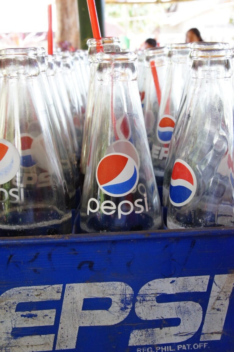 Pepsi odkazuje svým jménem na pepsin, který pomáhá štěpit bílkoviny v žaludku.