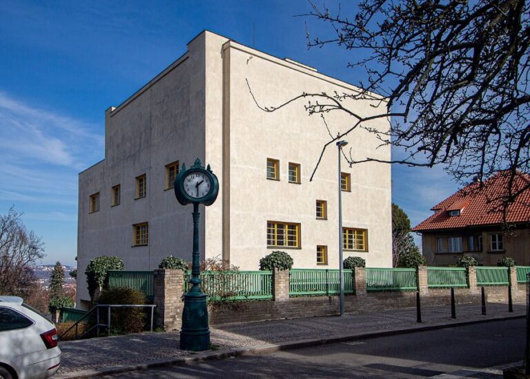 Müllerova vila, v popředí historické sloupkové hodiny. Foto: VitVit/Creative Commons/CC BY-SA 4.0