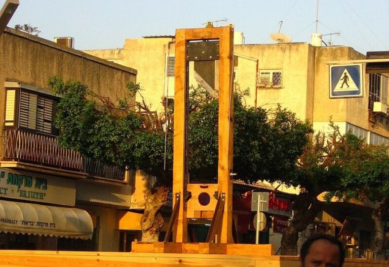 Nejdříve se Reichhardtovým pracovním nástrojem stává gilotina. FOTO: RonAlmog, (Flickr page)/Creative Commons/CC BY-SA 2.0