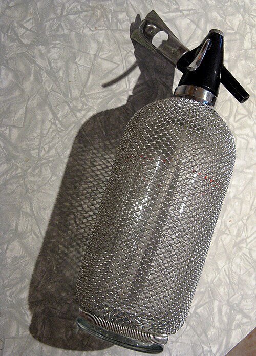 Sifonové láhve vyráběné v Československu bývaly nezbytnou součástí kuchyní. FOTO: Grannies Kitchen from Paris, Ontario, Canada/Creative Commons/CC BY-SA 2.0