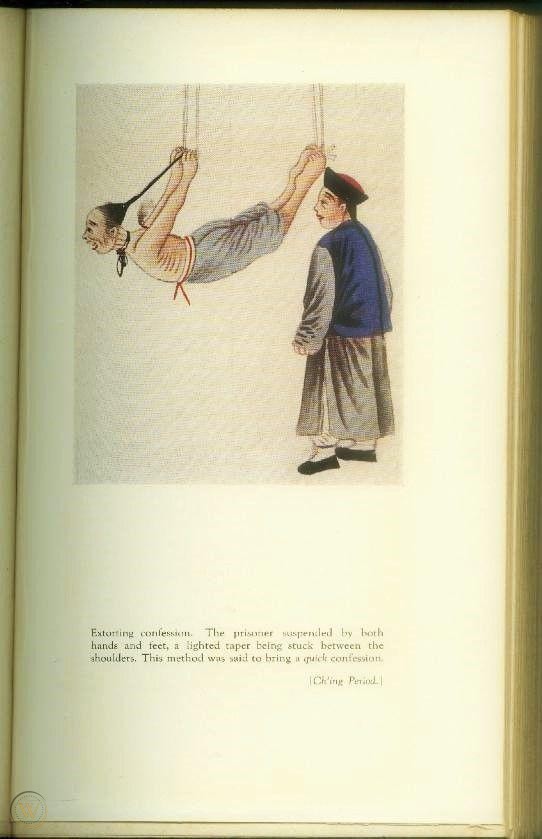 Ilustrace znázorňující vězně, jehož ruce a nohy jsou v Číně zavěšeny za účelem získání doznání. Úředník nosí uniformu dynastie Čching. Převzato z knihy Očima draka od Lewise Charlese Arlingtona. FOTO: Lewis Charles Arlington，(1859－1942)/Creative Commons/Public Domain