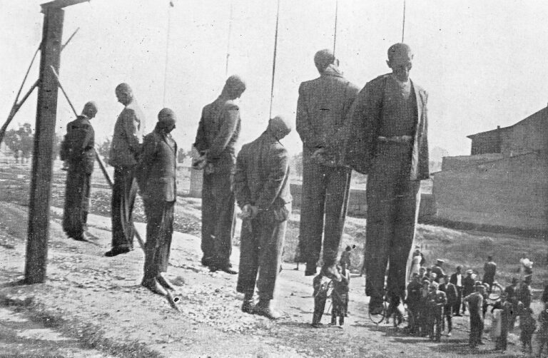 Později se naučil lidí věšet. Ilustrační foto z veřejné popravy polských civilistů nacisty v Krakově v roce 1942 Foto FOTO: 