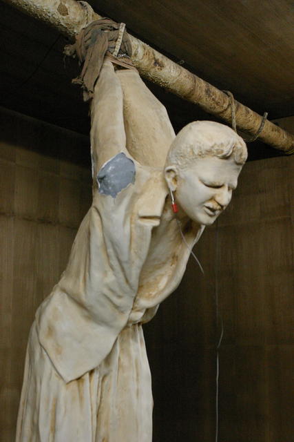 Kovová tyč používaná k mučení, mimo jiné elektrickými šoky, v bývalé irácké věznici. FOTO: Marek Peters / www.marek-peters.com/Creative Commons/GNU FDL 1.2