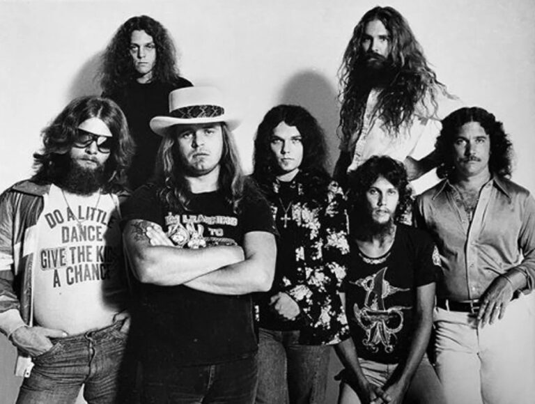 Lynyrd Skynyrd v roce 1977. Zleva doprava Leon Wilkeson, Allen Collins, Ronnie Van Zant (†), Gary Rossington, Artimus Pyle, Steve Gaines (†) a Billy Powell.