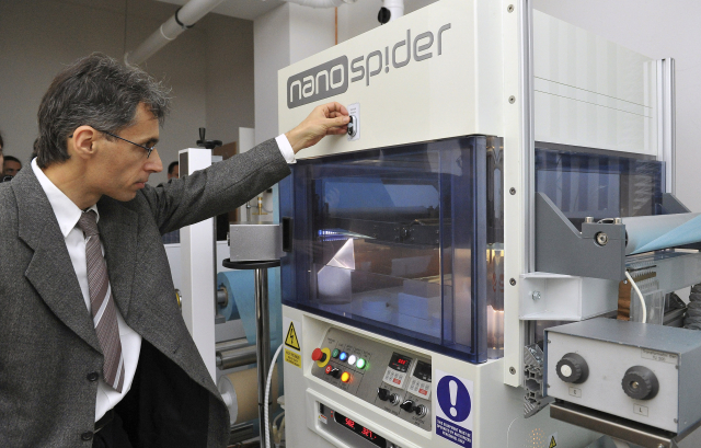 Vedoucí nové laboratoře v areálu Přírodovědecké fakulty Masarykovy univerzity v Brně Miloš Klíma předvádí 16. prosince přístroj Nanospider, který ve společném projektu s libereckou společností Elmarco spojuje technologii výroby nanovláken a jejich zušlechťování pomocí patentované plazmové tužky.---Lab manager Milos Klima shows Nanospider unit at a new lab of the Faculty of Science, Masaryk University in Brno. Pencil's discharge give materials new properties. Laboratory in a joint project with Elmarco company connects mainly the production of nanofibers and their improvement by plasma. December 15, 2010. (CTK Photo/Igor Sefr)