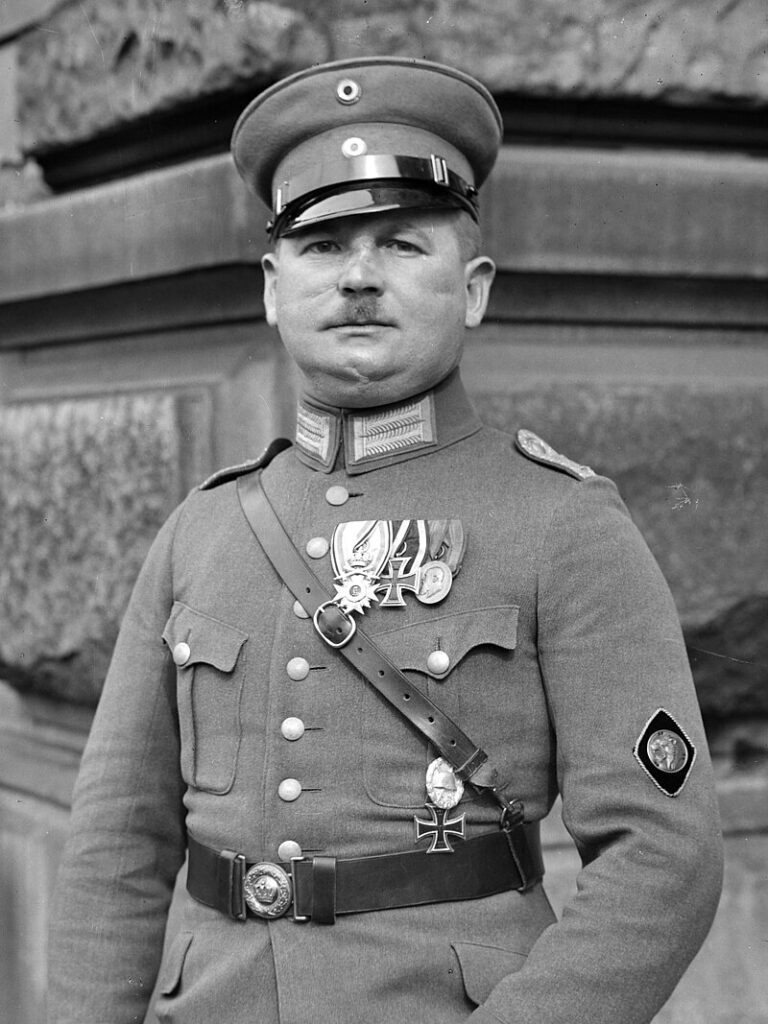 Röhm na fotografii z roku 1924 v uniformě kapitána Reichswehru.