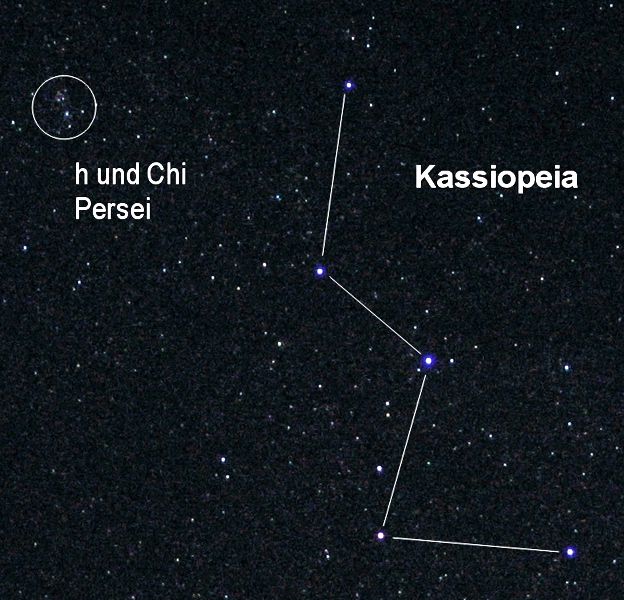 Kasiopeja zdobí naši oblohu po celý rok. Připomíná trochu sešlápnuté písmeno W.